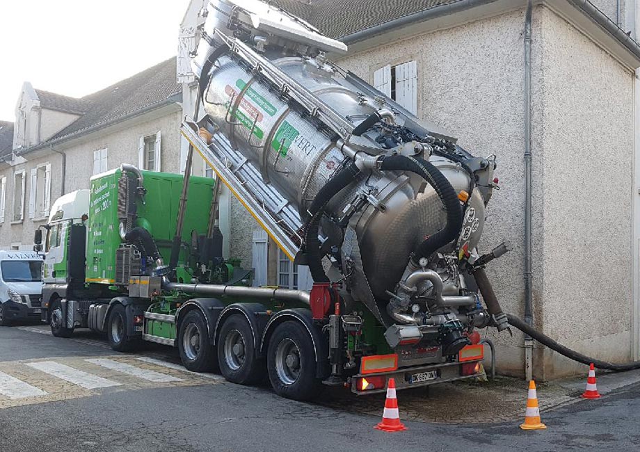 camion avec une cuve